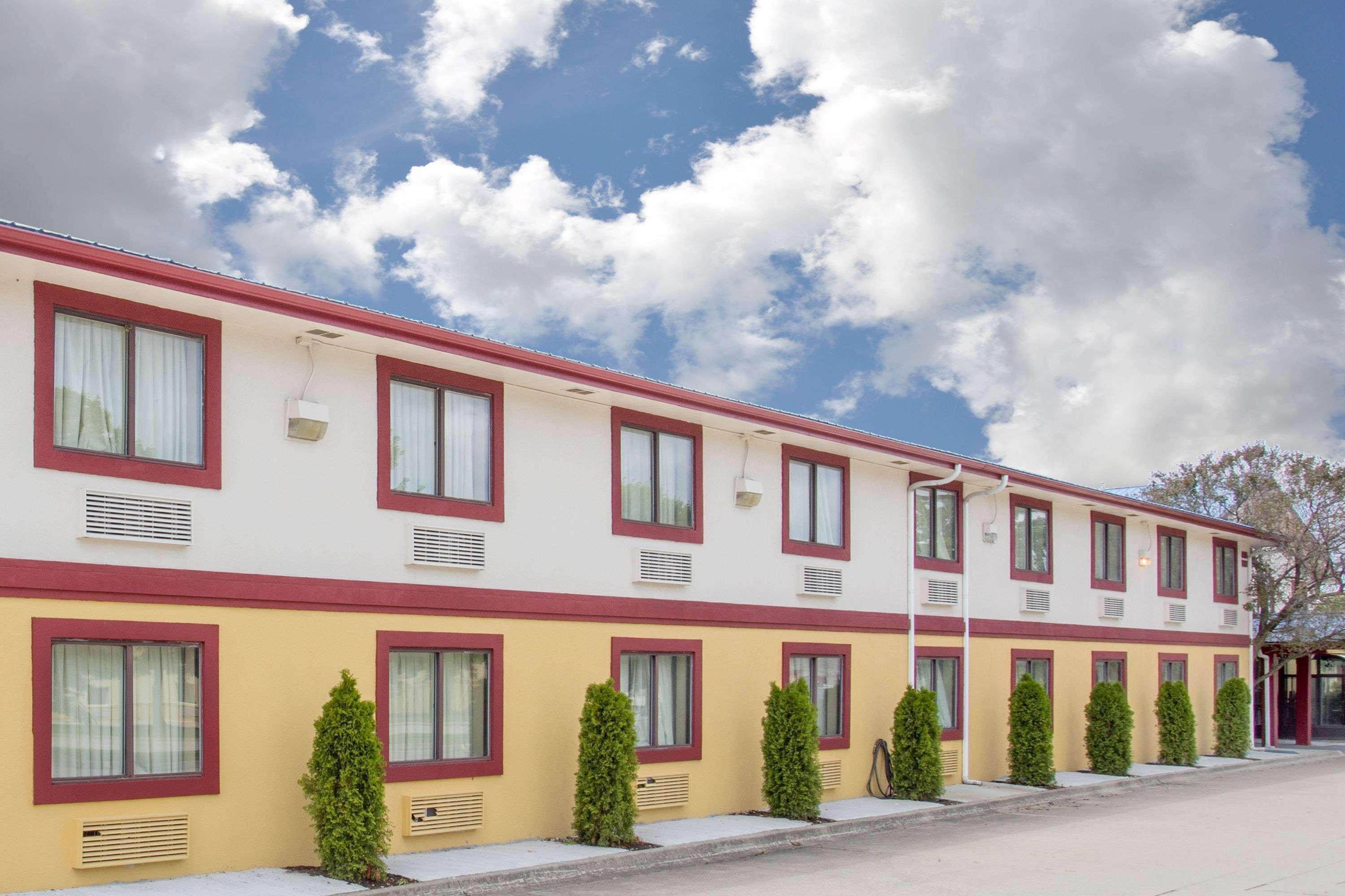 Super 8 By Wyndham Champaign Exterior foto